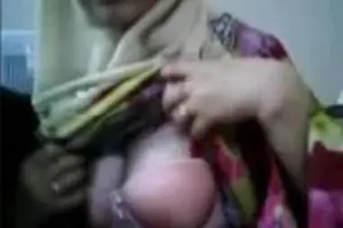 Sekretaris Jilboobs Pamer Susu di Kantor